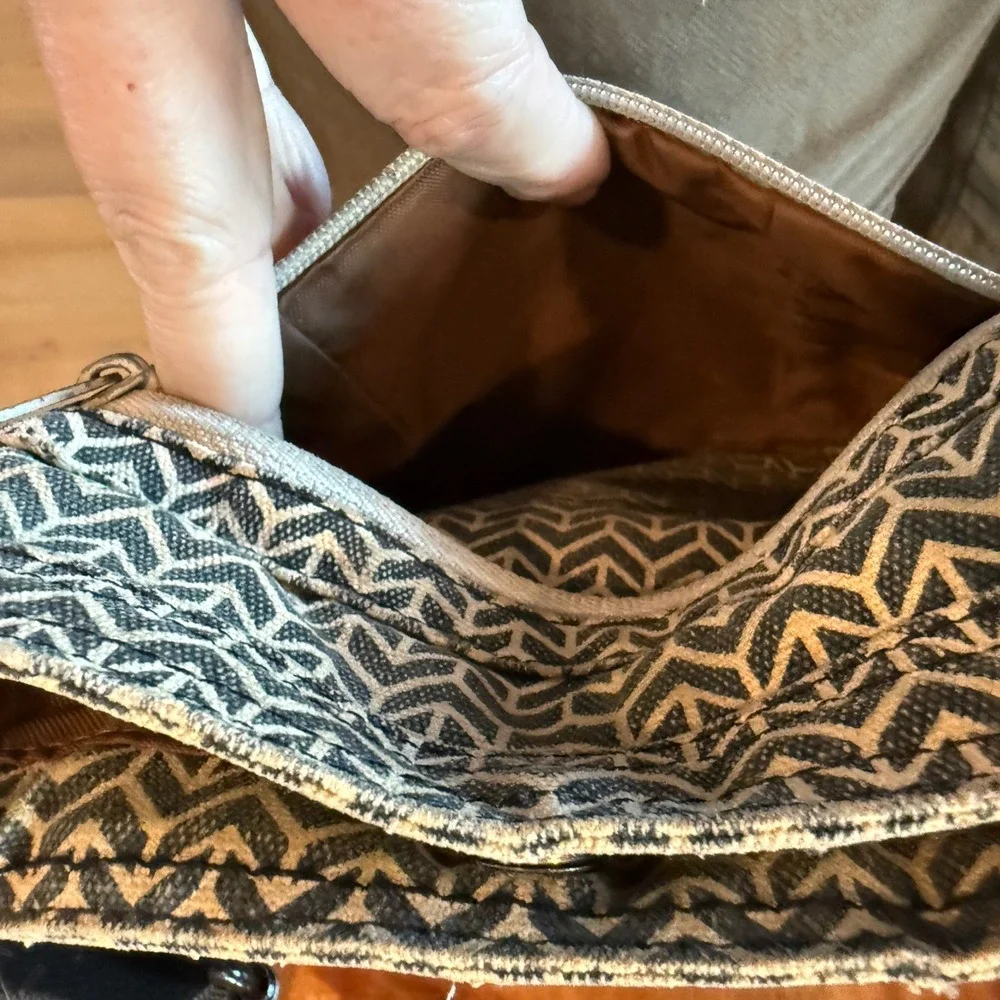 Kavu Women's Black/Tan Geometric Design‎ Crossbody Bag.